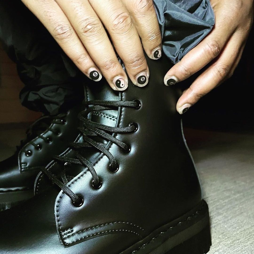 Яркий маникюр для мужчин в тренде: какой цвет ногтей выбирают знаменитости